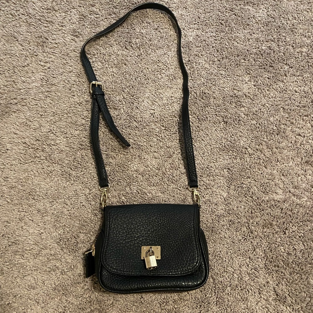 Black Handbag with Zipper to Increase Bag Space